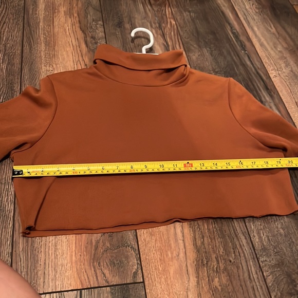 Orange-brown cropped turtleneck - Picture 7 of 7